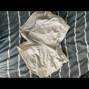 white lululemon hottie hot short 2.5” size 4